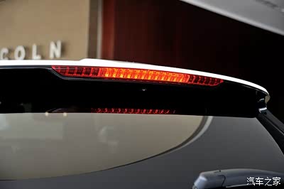 高位刹车灯点亮后的效果.