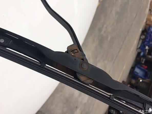 急救助,2013款东风风神s30 1.6手动尊雅版 雨刮器拆不下来