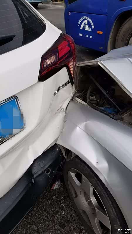 今天被老款奥迪a4追尾了