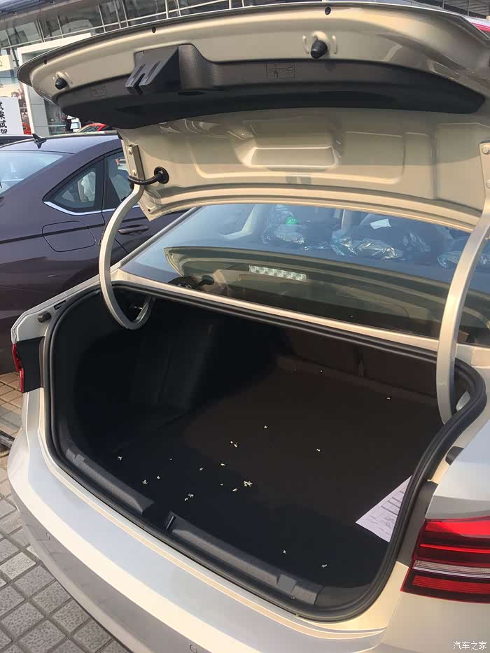 朗逸plus后备箱空间,很规整,开启的弹性还可以,但从某个侧面,我看到