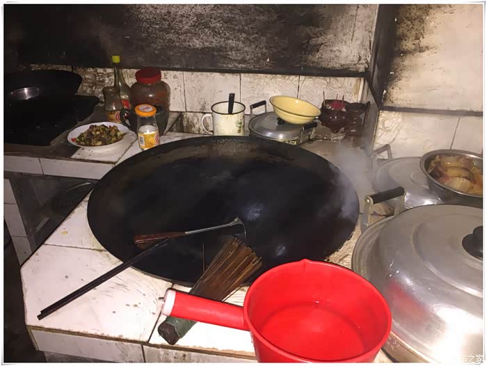 简朴灶台,烟熏火燎,我小时候就在这样环境中做饭大,久未厨甚怀念.