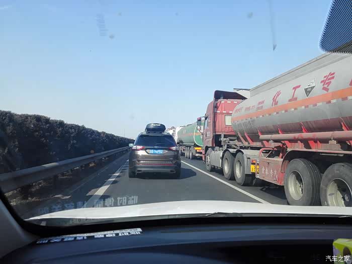 山东境内堵车,大车一队车一队,排排好