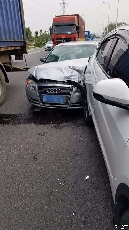 今天被老款奥迪a4追尾了