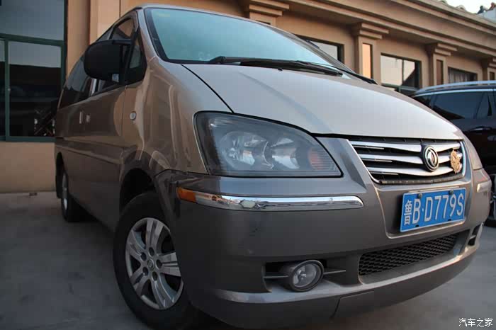 炯炯有神灯投射着睿智光芒,镀铬格栅簇拥东风风行标志以及我们车友会