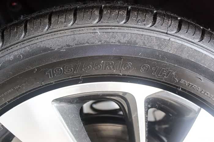 轮胎匹配中策橡胶旗威师品牌,该品牌较为少见,规格为195/55 r16