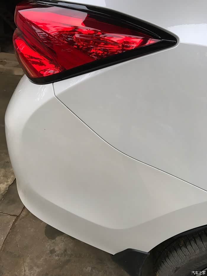 刚买珍珠白两个月,后尾箱下面那块都变微黄了,就一整块,后轮胎那一起