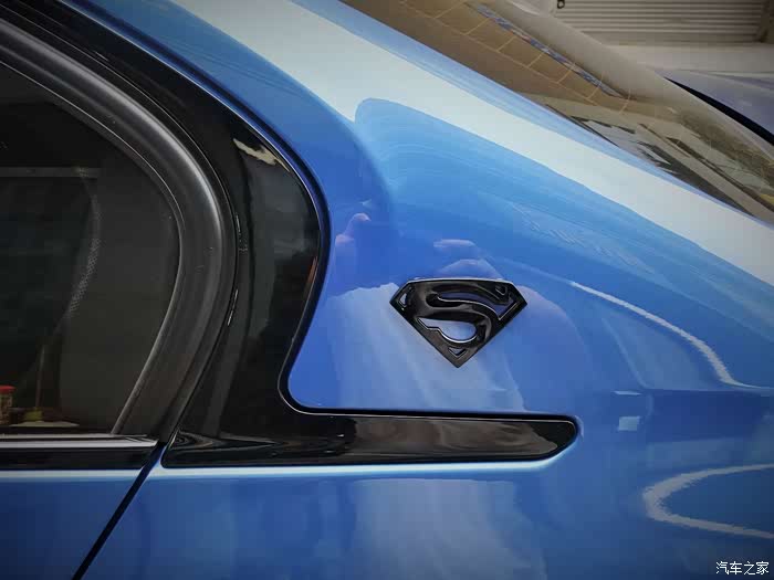 c柱边贴个超人标~和黑色装饰条完美搭配!