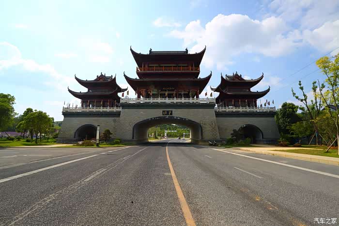 草塘镇的城门,修得有气势.