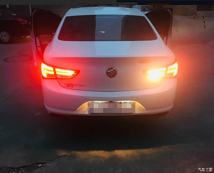 2019款威朗15s自动领先型有几个倒车灯和刹车灯