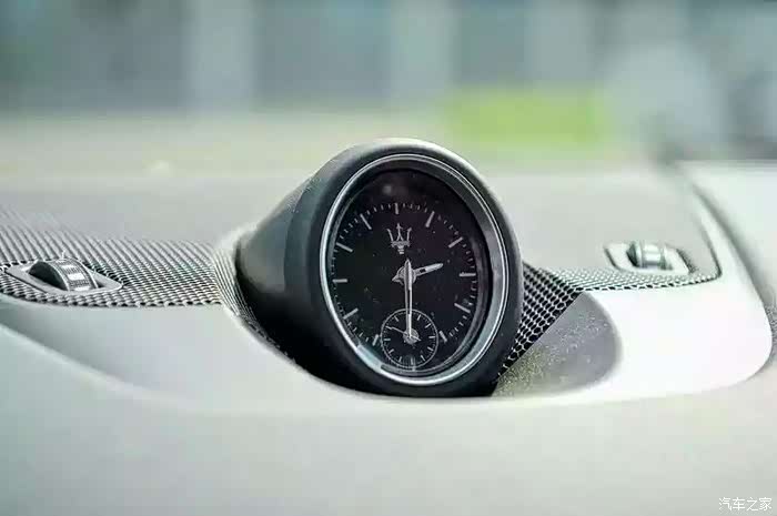 中控屏幕的上方的指针式时钟,它是玛莎拉蒂车型内饰中一个必不可少的