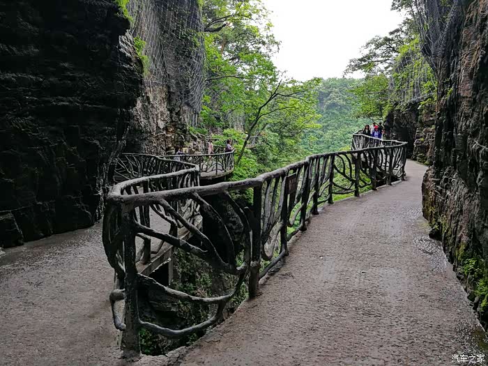 鬼谷天堑将鬼谷栈道分为南,北两段.
