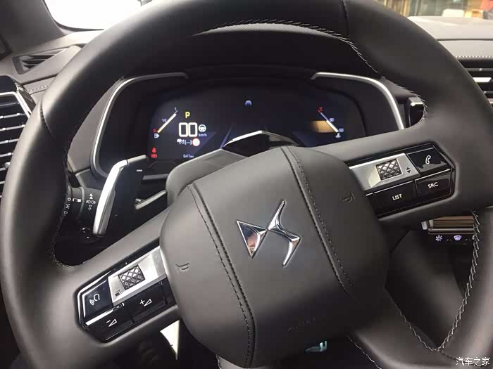 目前开公里数不,简单说感受:方向盘还算灵活,操作比较顺手.