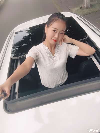 车上的天窗很大购站两个媳妇这样的体型媳妇站在上面自拍一张