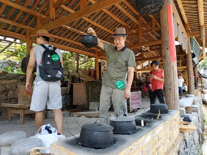鼎锅饭,柴火烧.