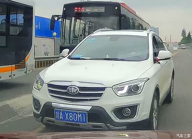 很好奇这是什么制服,如战袍般 赐予了川AX80M