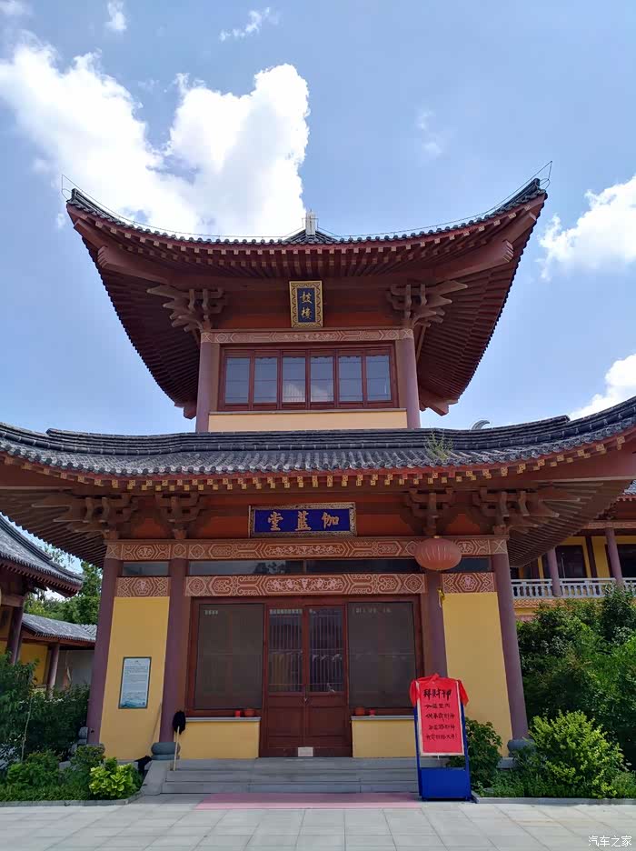 入庙门左侧是伽蓝堂