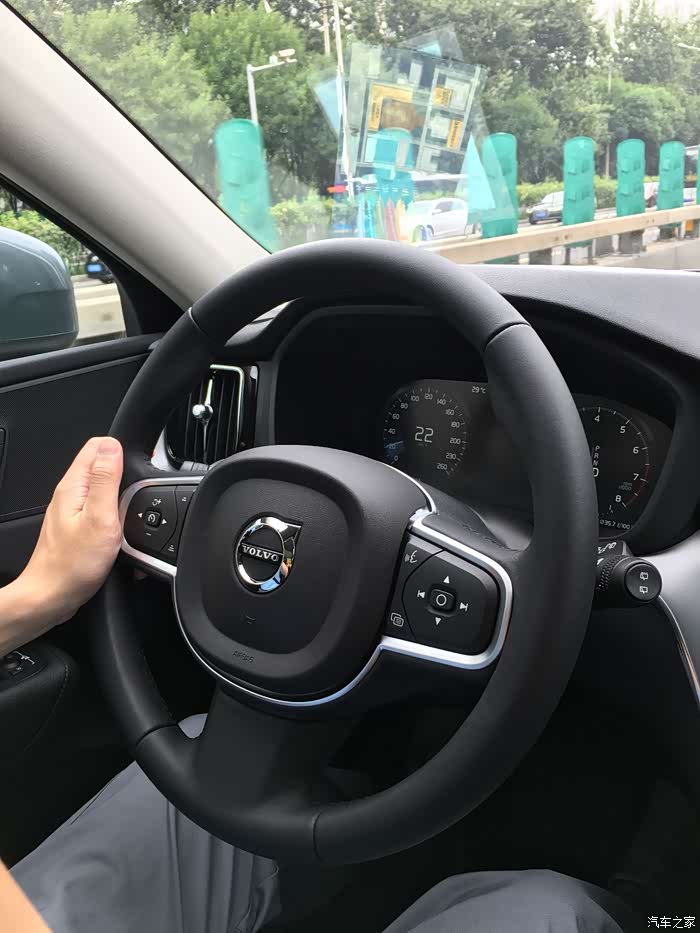 路上行驶,方向盘手感错,液晶仪表清晰度很高