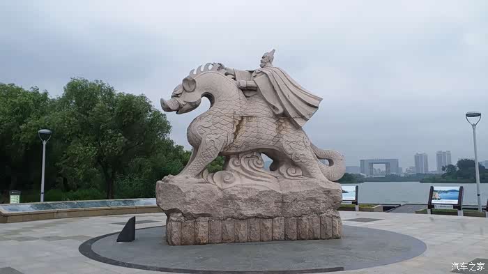 广场中间的石刻——张渤治水雕像