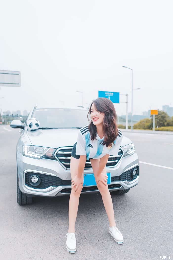 媳妇当车模上演公路美人剪影