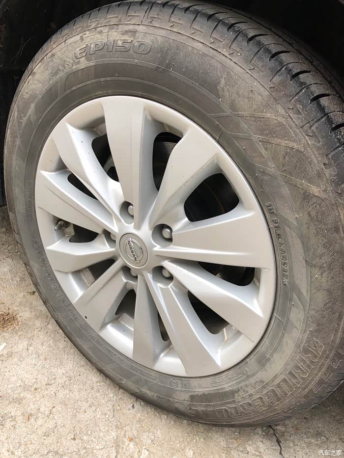 求日产天籁原装轮胎一个