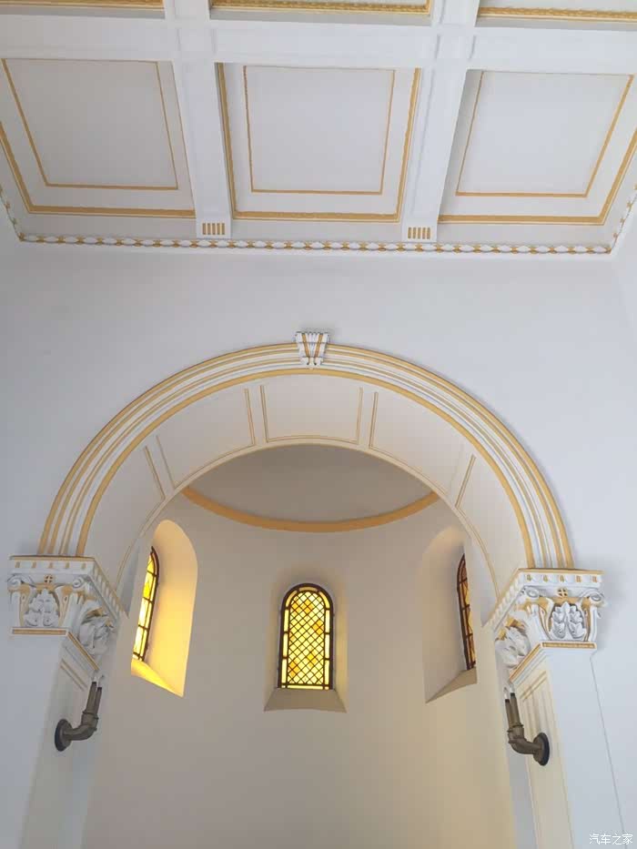 教堂的内部装饰拱形错落有致.白墙勾勒上金边很神圣