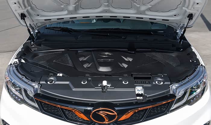 发动机都是上了防尘盖的.这样尘土就不会轻易进到发动机了!