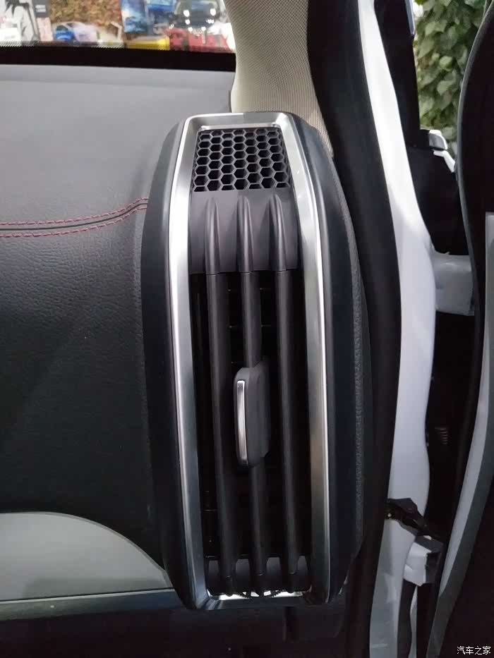 出风口设计简洁,内饰整体错