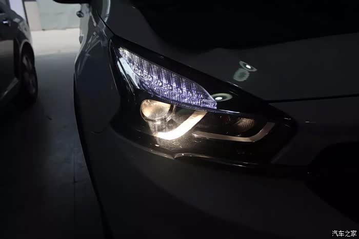 两侧车灯点亮后的效果如图,灯中心的卤素光线暗淡发黄,强度也不太够.