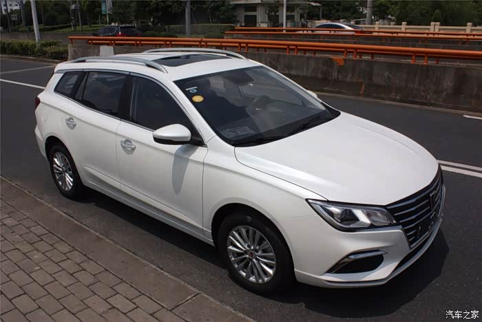 白色荣威ei5报到加入新能源大家庭了