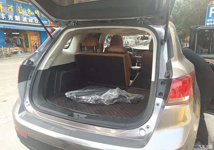 后备箱开口比较合适,空间也不错