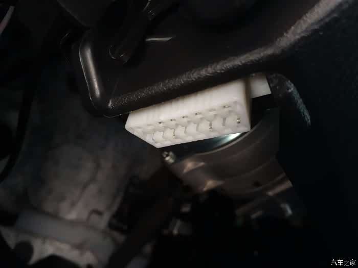 阿特兹安装车智汇OBD智能传感器作业和联网