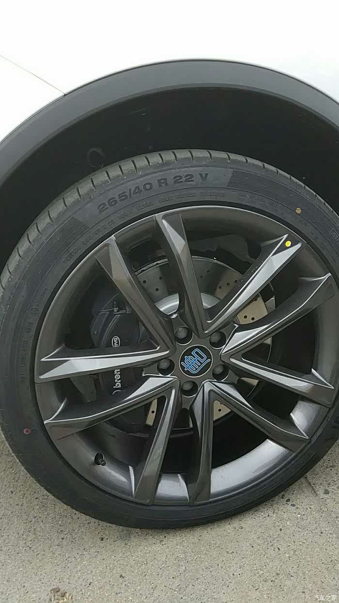 首先映入眼帘的就比亚迪唐的22寸马牌超大轮胎,非常的霸气.