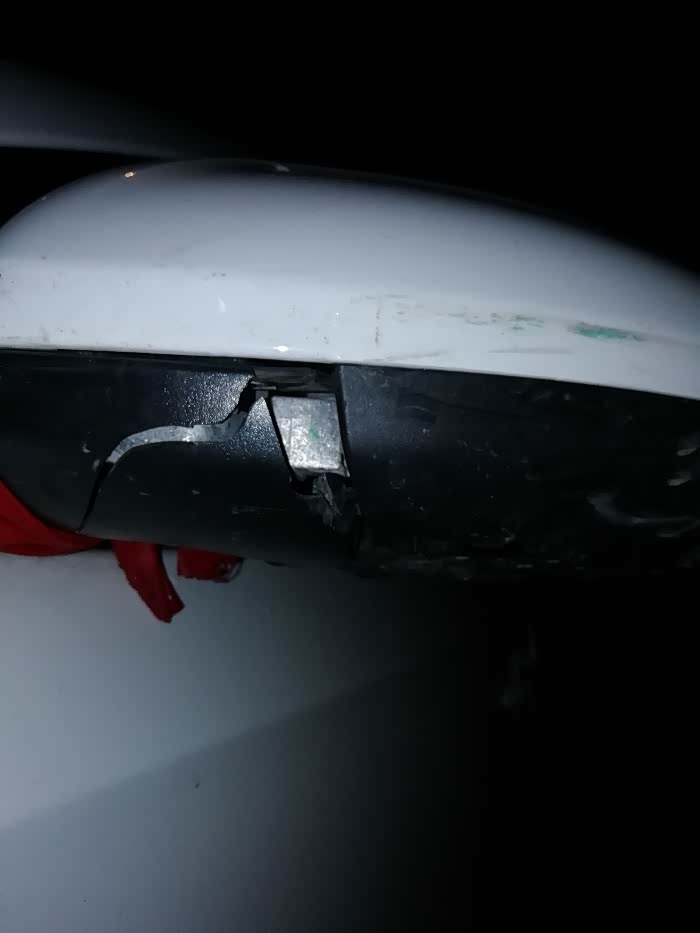 18款英朗反光镜刮碎了换一个多少钱报保险合适吗