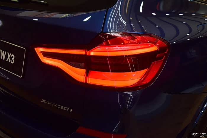 尾灯同样犀利,好看.