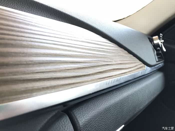 中控镀铬装饰条有很多小泡泡