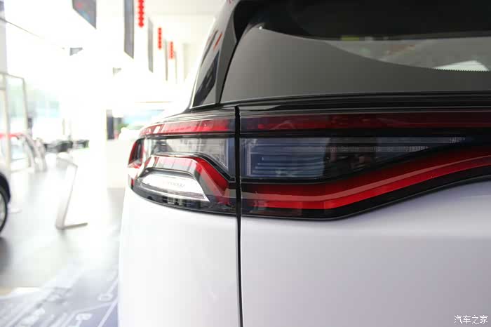 漂亮到爆炸的尾灯,谁再说比亚迪尾灯看   就跟谁急