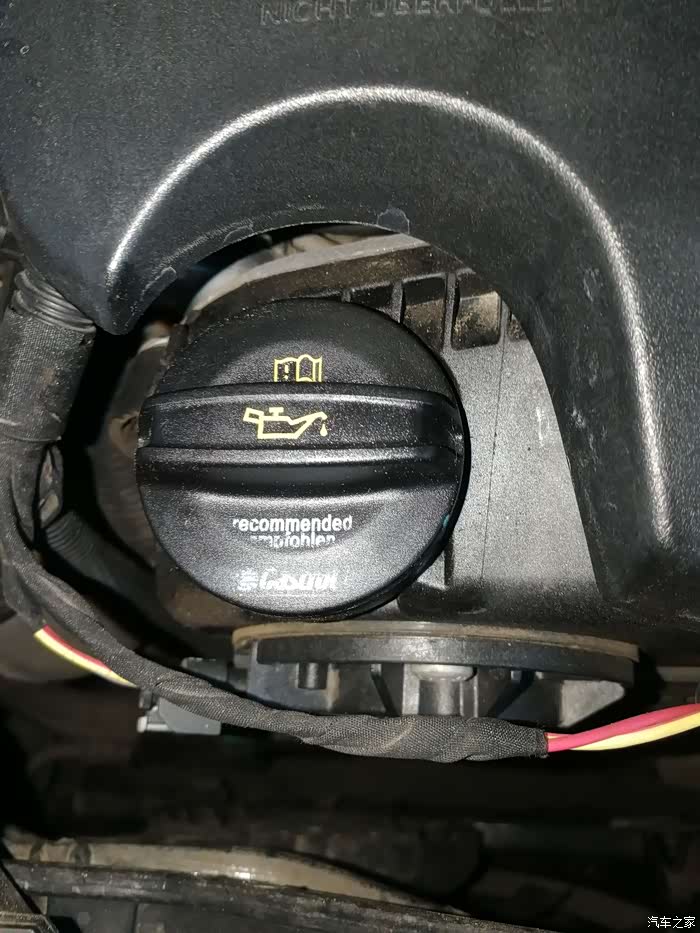 15年奥迪a4l机油盖漏油还有这个缝隙正常吗