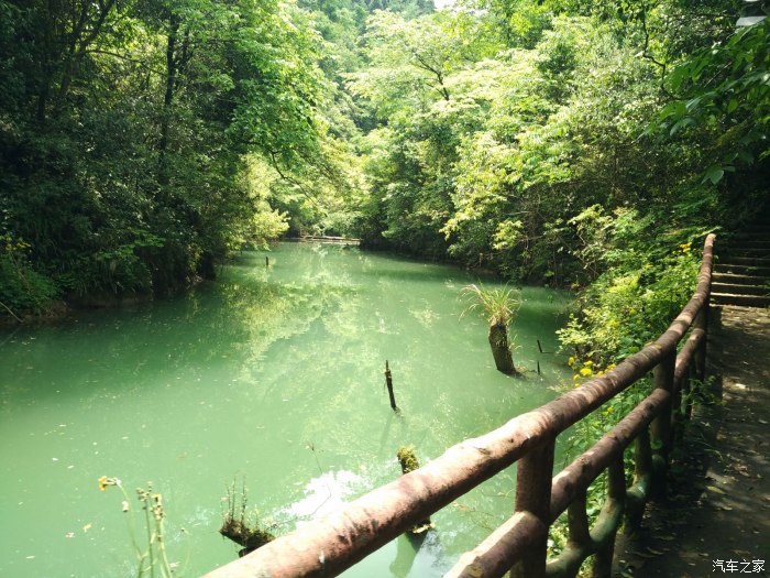 游览天生石桥景观仙人桥