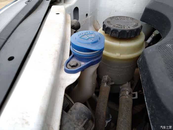 这转向油壶,检查油液不能低于low标线