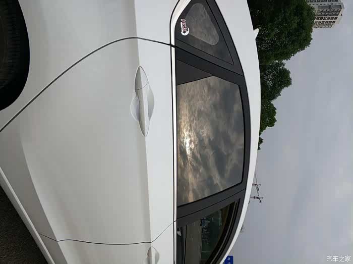 白逸后排右侧车门外观图