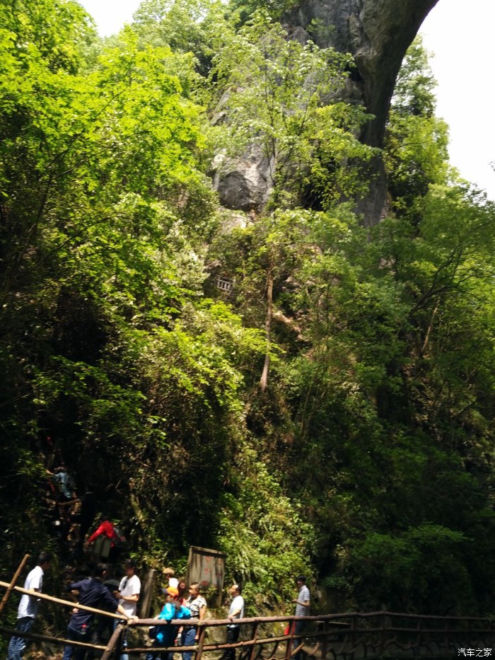 游览天生石桥景观仙人桥