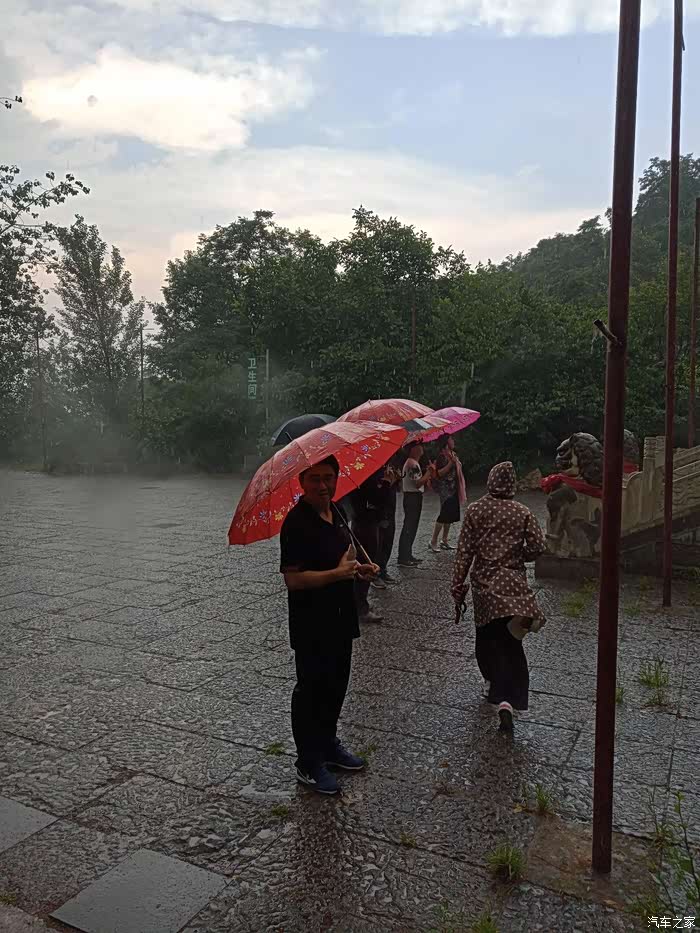 雨太了,必须到观音院里避避雨.