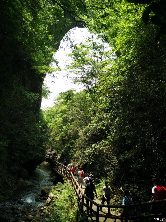 游览天生石桥景观仙人桥