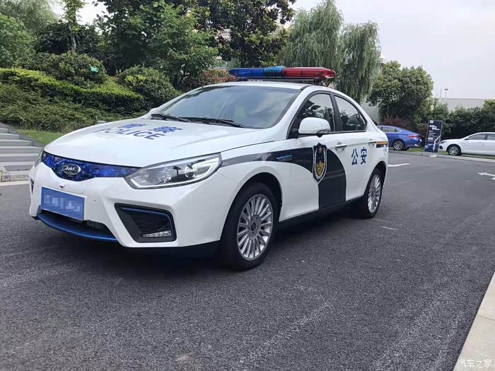 警车!重点是——这好像是江淮新款的电动车ieva50啊,牛逼啊!