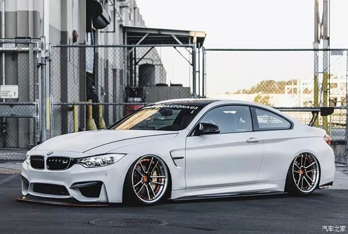 bmwm4低趴改装鉴赏迷人玩出别样精彩