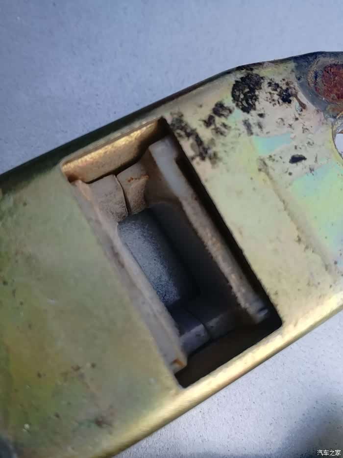 回头看看原车塑料滑块,磨损得开口都跟拉杆厚度差不多,怎么还能有定位