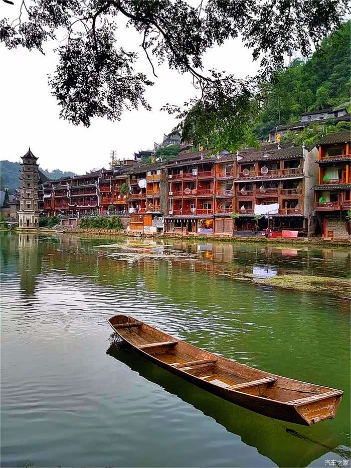 南方多景点都有自己特色的一座宝塔,而且部分都修建在水边,不知道其中