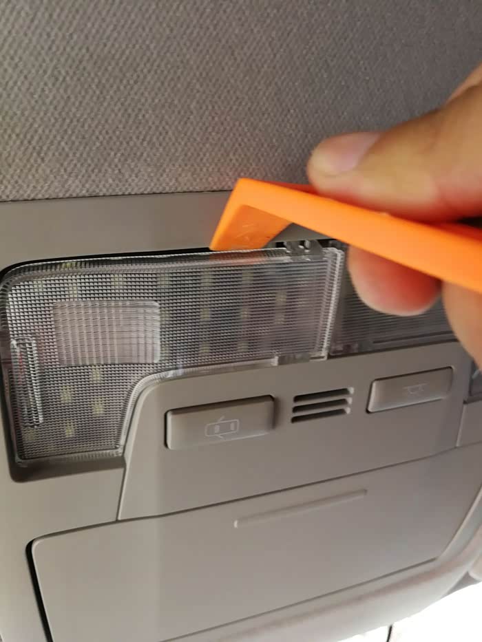 自己动手更换原厂卤素阅读灯作业