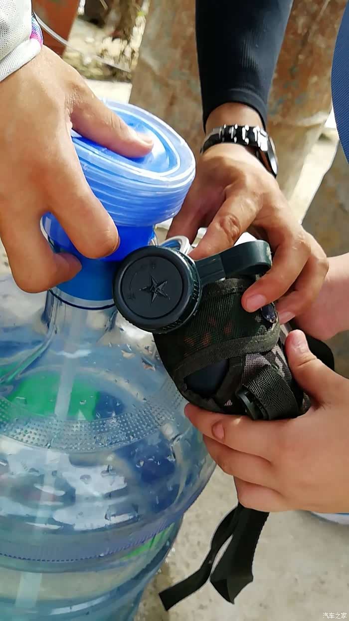 饭后每人接水,准备开始下午训练,我们给张大白专门准备了军用水壶.