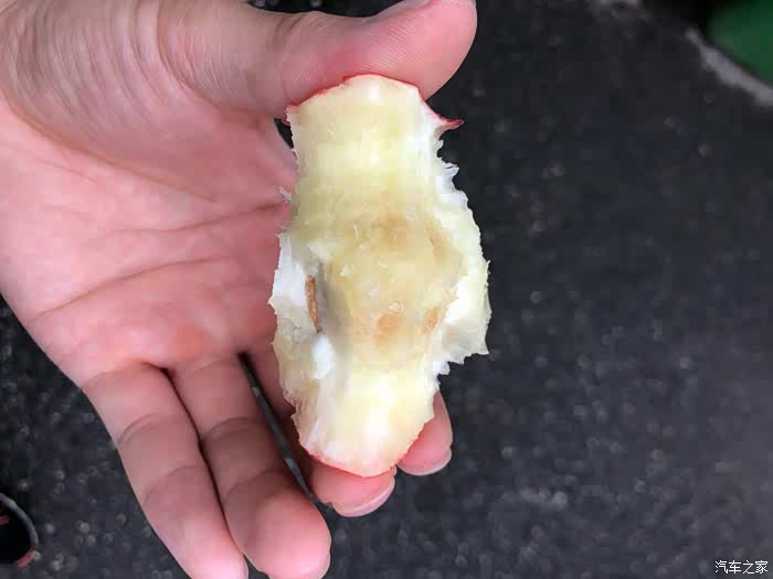 桃子口感还是不错,比较甜.三五除就剩桃核了.